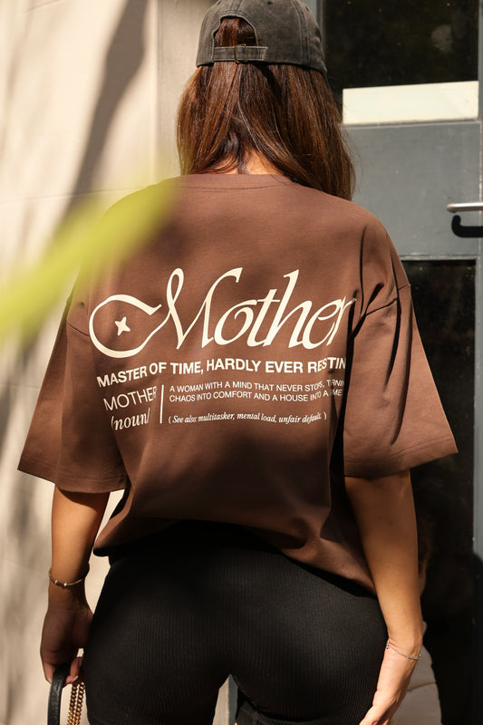 Nadměrné tričko s nápisem „Matka“