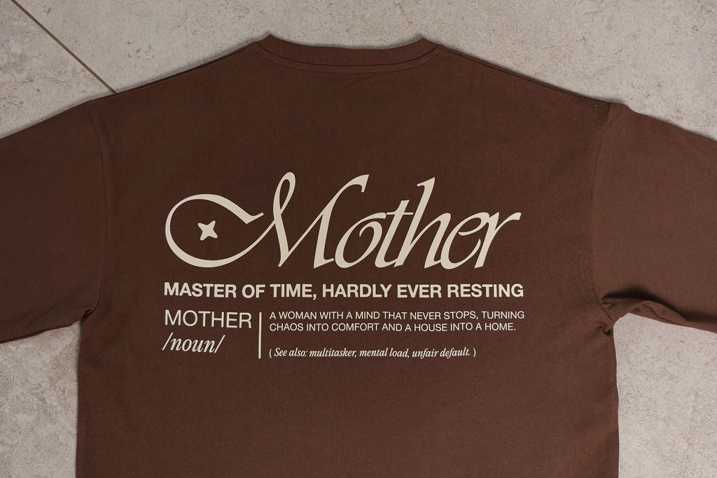 Nadměrné tričko s nápisem „Matka“