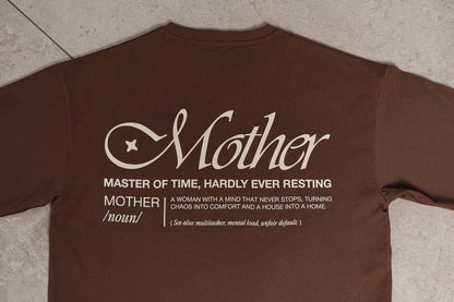 Nadměrné tričko s nápisem „Matka“